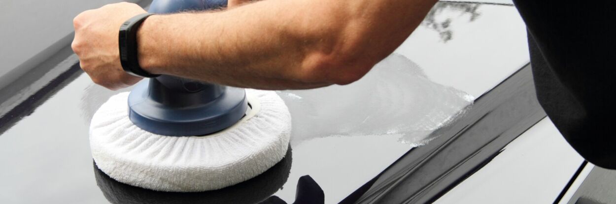 Fahrzeugaufbereitung mit Poliergerät